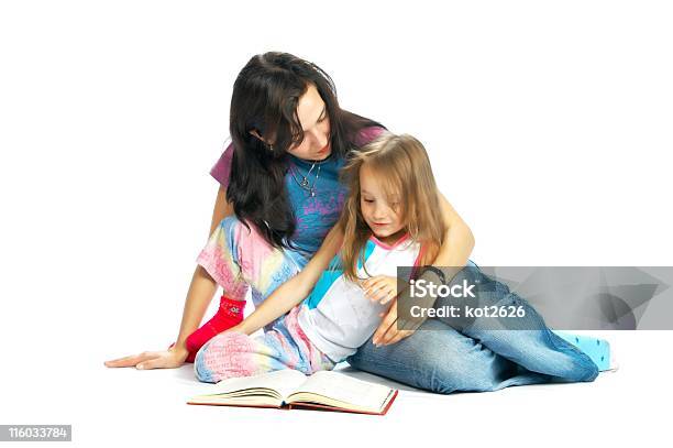 Ma Und Tochter Lesen Buch Stockfoto und mehr Bilder von Alleinerzieherin - Alleinerzieherin, Baby, Bildung