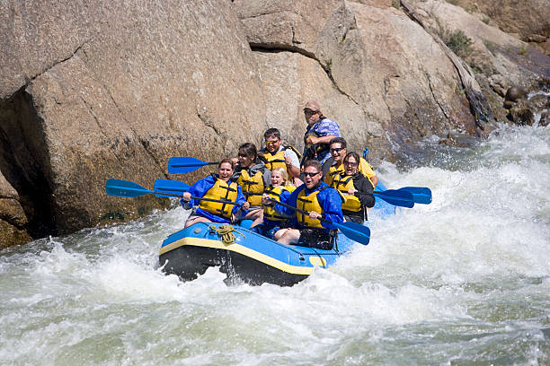 rafting em rápidos no colorado - white water rafting rafting rapid river imagens e fotografias de stock