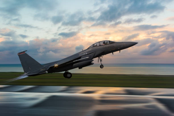 f-15 figter jet startet bei sonnenuntergang - start und landebahn stock-fotos und bilder