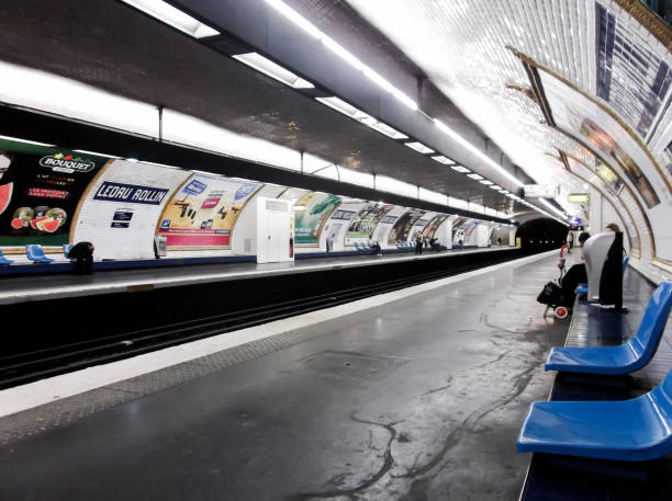 a l'intérieur de la station de métro ledru-rollin - pub metro paris photos et images de collection