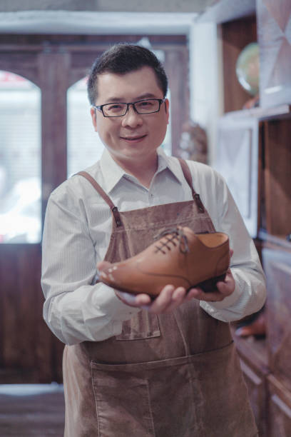 istock small business owner-shoe store 1160345104