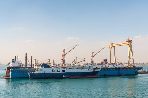 이집트 수에즈 포트 트류피크의 여객선 두다 브리지 - passenger ship ferry crane harbor 뉴스 사진 이미지