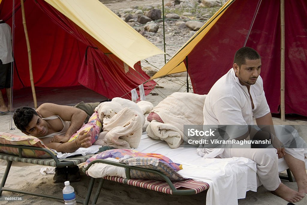 Persone al Camp, situato vicino al Fiume Gange Rishikesh India - Foto stock royalty-free di Rishikesh