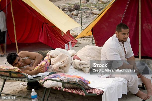 Persone Al Camp Situato Vicino Al Fiume Gange Rishikesh India - Fotografie stock e altre immagini di Rishikesh