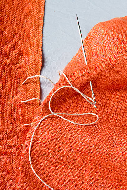 textil fondo - thread needle sewing red fotografías e imágenes de stock