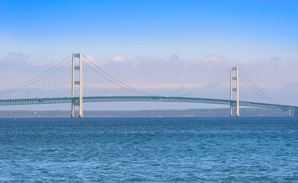 매키낙 구름다리 - straits of mackinac 뉴스 사진 이미지