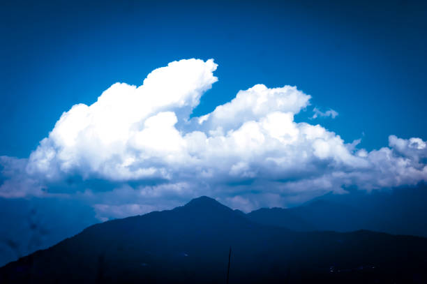 фоновое фото облачное пасмурное утро в гималайских горах. мечтательный пейзаж. пушистая погода. красота дикой восточноазиатской индийской - romantic sky eternity cloud summer стоковые фото и изображения