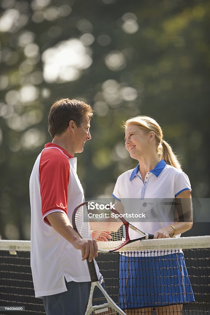 話すカップルでのテニスコート - アクティブライフス��タイルのロイヤリティフリーストックフォト
