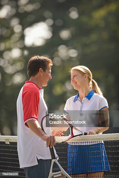 話すカップルでのテニスコート - アクティブライフスタイルのストックフォトや画像を多数ご用意 - アクティブライフスタイル, カップル, カラー画像