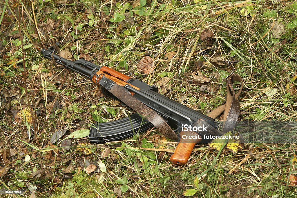 Lost russo machine gun na floresta. - Foto de stock de AK-47 royalty-free