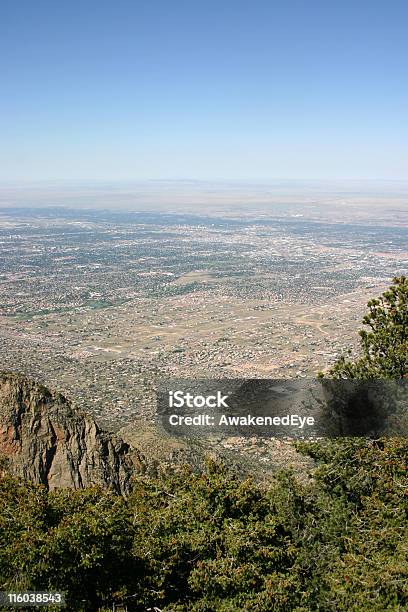 Encima De La Ciudad De Albuquerque Foto de stock y más banco de imágenes de Aire libre - Aire libre, Albuquerque, Arriba de