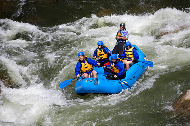 wildwasser-rafting-möglichkeiten in colorado - rafting white water rafting rapid river stock-fotos und bilder