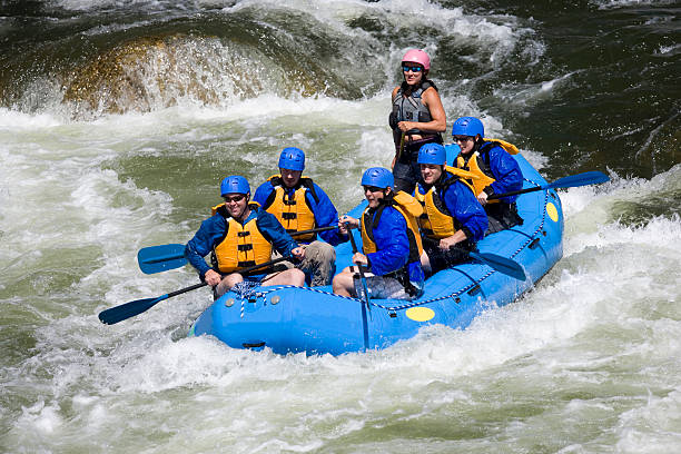 wildwasser-rafting-möglichkeiten in colorado - rafting white water rafting rapid river stock-fotos und bilder