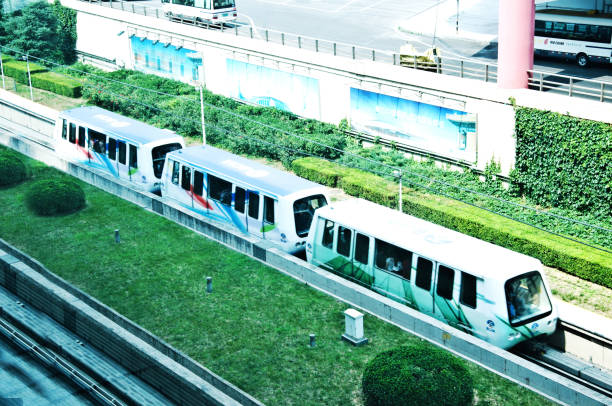 bezkierowcy system kolei pasażerskiej "automated people mover" przejeżdża obok terminalu odlotów międzynarodowego lotniska beijing capital, chaoyang-shunyi, chiny. - driverless train zdjęcia i obrazy z banku zdjęć