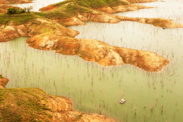 มุมมองทางอากาศของเขื่อนในพลบค่ําฤดูร้อน - sunset at sirikit dam ภาพสต็อก ภาพถ่ายและรูปภาพปลอดค่าลิขสิทธิ์