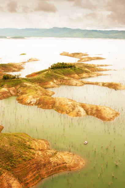 มุมมองทางอากาศของเขื่อนในพลบค่ําฤดูร้อน - sunset at sirikit dam ภาพสต็อก ภาพถ่ายและรูปภาพปลอดค่าลิขสิทธิ์