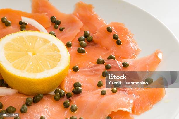 Salmone Affumicato Con Capperi - Fotografie stock e altre immagini di Freddo - Freddo, Salmone affumicato, Alimento affumicato