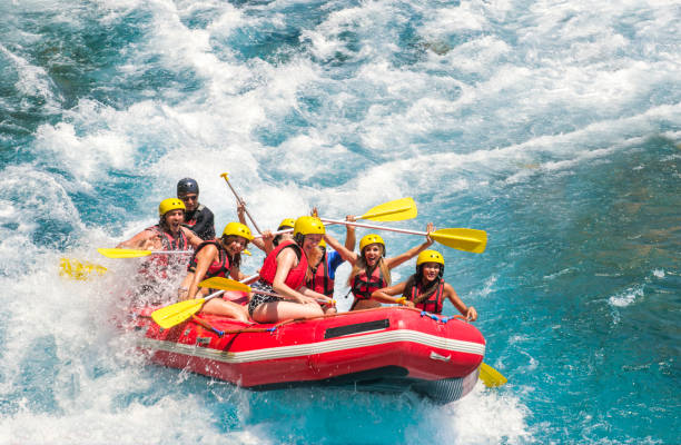 gruppe von menschen wildwasser rafting - rafting white water rafting rapid river stock-fotos und bilder