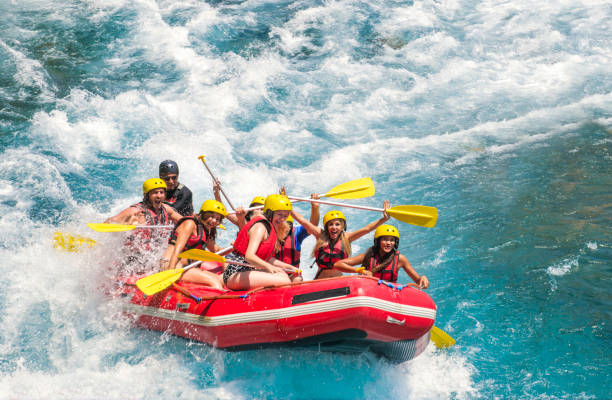 grupo de personas rafting en aguas bravas - inflatable raft fotos fotografías e imágenes de stock