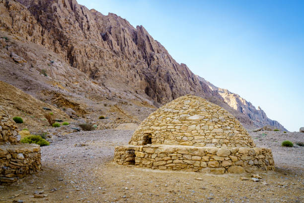 Beehive tombs in Al Ain View of ancient beehive tombs near Al Ain, UAE jebel hafeet stock pictures, royalty-free photos & images