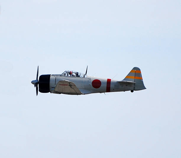 a segunda guerra mundial japonês zero lutador avião voando - japanese military - fotografias e filmes do acervo