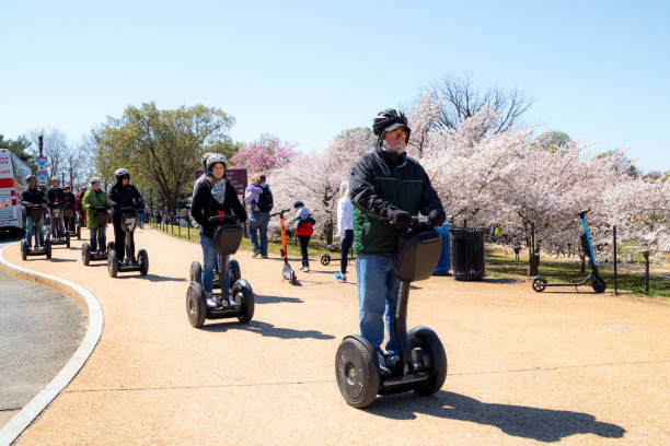 washington mall z turystami podczas festiwalu kwiatów wiśni na segways - segway zdjęcia i obrazy z banku zdjęć