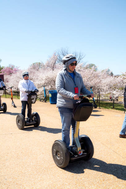 washington mall z turystami podczas festiwalu kwiatów wiśni na segways - segway zdjęcia i obrazy z banku zdjęć