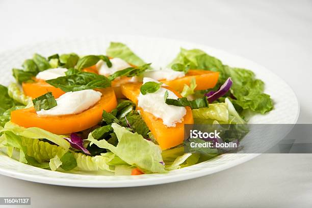 Foto de Salada De Tomate Tradicional e mais fotos de stock de Alface - Alface, Alface Americana, Alimentação Saudável