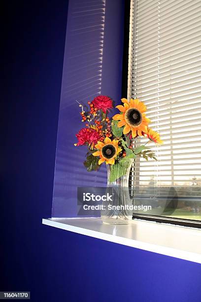 Vaso Di Fiori In Una Finestra - Fotografie stock e altre immagini di Aiuola - Aiuola, Albero, Ambientazione esterna