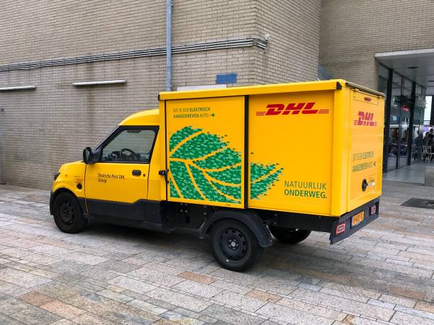 fourgon de livraison électrique jaune de dhl. - deutsche post ag photos et images de collection