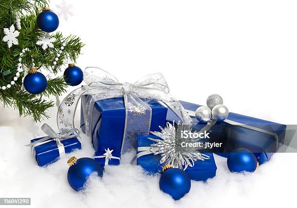 Photo libre de droit de Bleu De Noël banque d'images et plus d'images libres de droit de Boule de Noël - Boule de Noël, Neige, Noeud à boucle