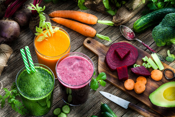 野菜飲料:素朴な木製のテーブルの上にビート、ニンジン、緑の野菜ジュース - beet green ストックフォトと画像