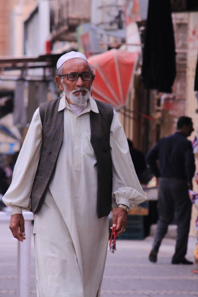 muzułmański teolog spacerujący po ulicach shiraz, iran - cleric traditional culture spirituality religion zdjęcia i obrazy z banku zdjęć