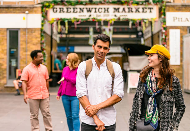 amigos en greenwich - greenwich fotografías e imágenes de stock