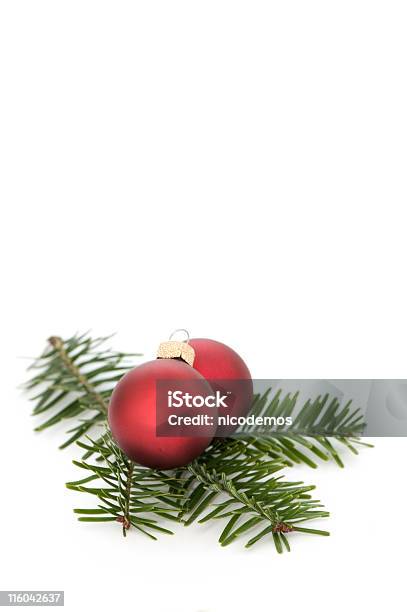 Photo libre de droit de Boules De Noël Rouge banque d'images et plus d'images libres de droit de Boule de Noël - Boule de Noël, Branche - Partie d'une plante, Couleur verte