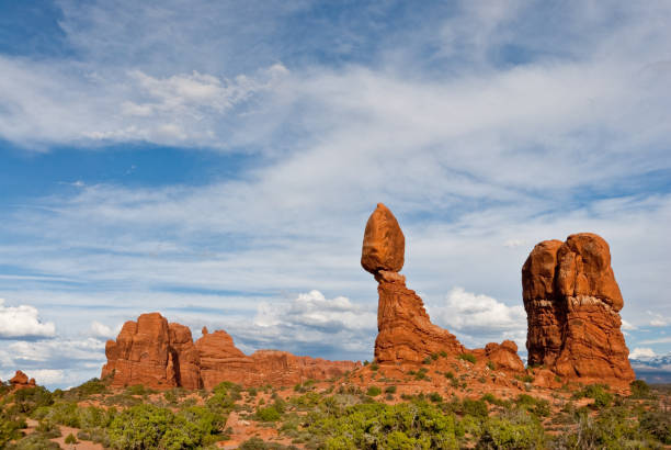 balanced und ham rocks - usa arches national park balanced rock colorado plateau stock-fotos und bilder