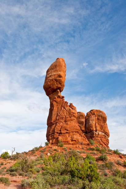 roches équilibrées et de jambon - usa arches national park balanced rock colorado plateau photos et images de collection