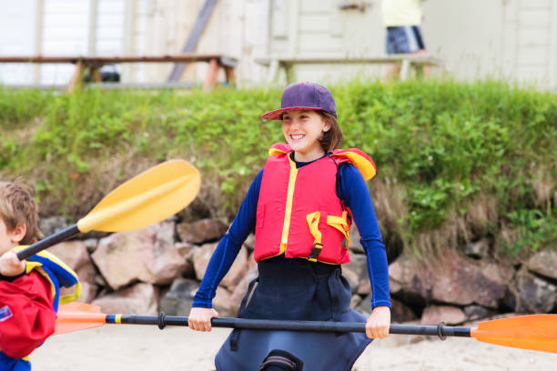 preadolescente hembra en equipo de kayak listo para partir - depart fotografías e imágenes de stock
