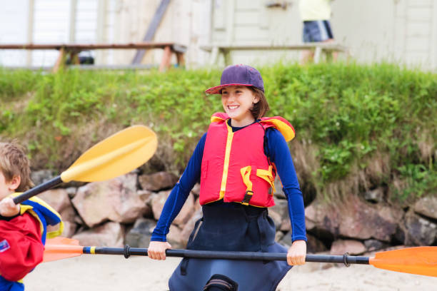 preteen femmina in attrezzatura da kayak pronta a partire - depart foto e immagini stock