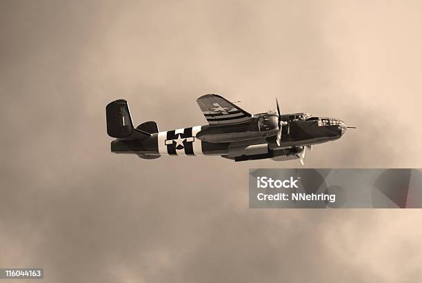 Foto de Avião De Bombardeio Da Segunda Guerra Mundial Com Suas Portas Abertas Para A Baía e mais fotos de stock de Avião