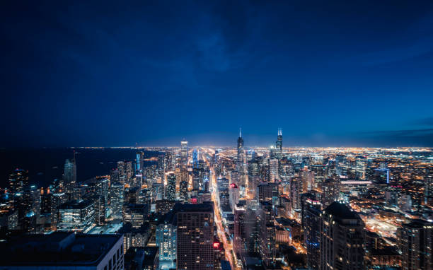vista aérea del horizonte urbano de chicago por la noche - chicago at night fotografías e imágenes de stock