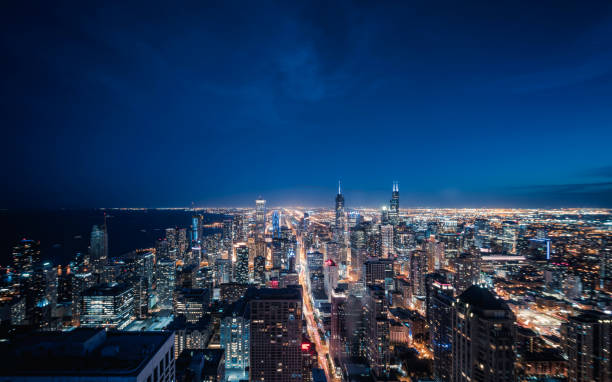 夜のシカゴの街並みのスカイラインの航空写真 - chicago aerial ストックフォトと画像