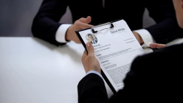 HR manager crossing job applicant name out resume during interview, failure