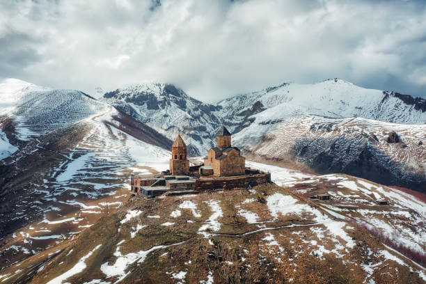 gergeti trinity church in nordgeorgien, aufgenommen im april 2019 - svaneti stock-fotos und bilder