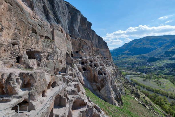 grotte di vardzia nel sud della georgia, scattate nell'aprile 2019 - kura river immagine foto e immagini stock