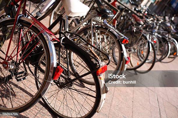 Foto de Estacionamento De Bicicletas E Bicicletas Estacionadas Em Uma Fileira e mais fotos de stock de Arranjo