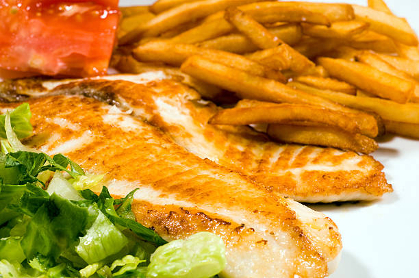 рыба с жареным картофелем - prepared fish dolphin fish halibut grilled стоковые фото и изображения