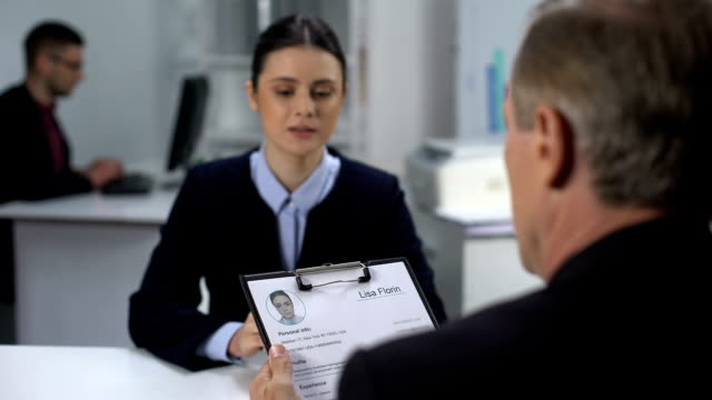 Employer crossing out female applicant name in resume during interview, failure