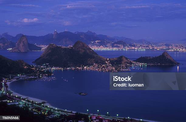 La Vista Panorámica De Rio De Janeiro De Niterói A La Ciudad Foto de stock y más banco de imágenes de Agua