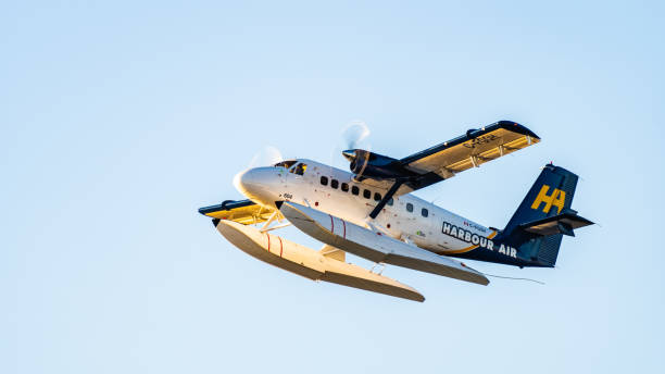 Harbour Air twin otter seaplane, DHC-6 de Havilland, a 19-passenger STOL utility aircraft Victoria, Canada - October 02 2017: Harbour Air twin otter seaplane, DHC-6 de Havilland, a 19-passenger STOL utility aircraft, in flight in downtown Victoria, British Columbia de havilland dhc 6 twin otter stock pictures, royalty-free photos & images